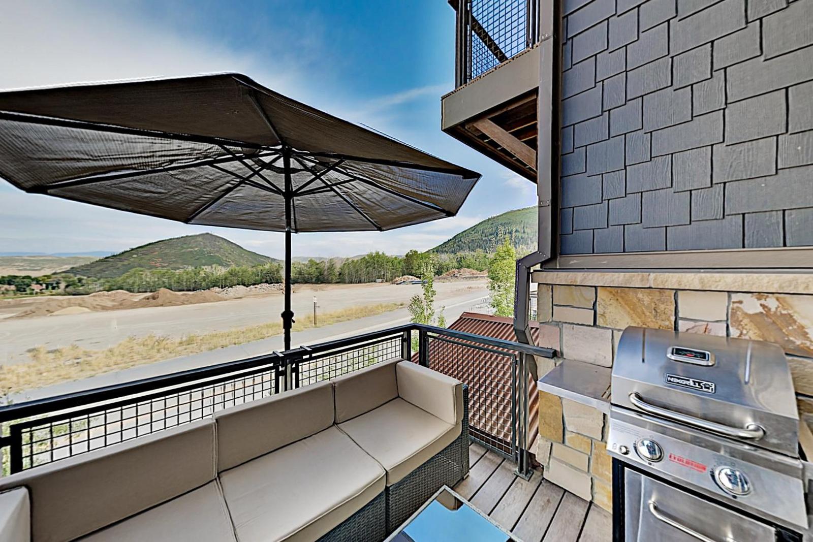 New Listing! Chic Townhome W/ Hot Tub, Near Skiing Townhouse